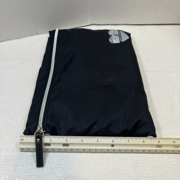 Victoria’s Secret Fashion Show London 2014 Lg Duffel bag W/Pouch  21x6x14.5" - Picture 10 of 10